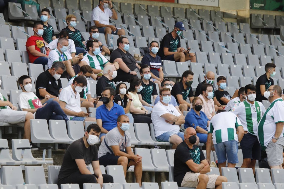 La vuelta del público en el Córdoba CF-Linares, en imágenes