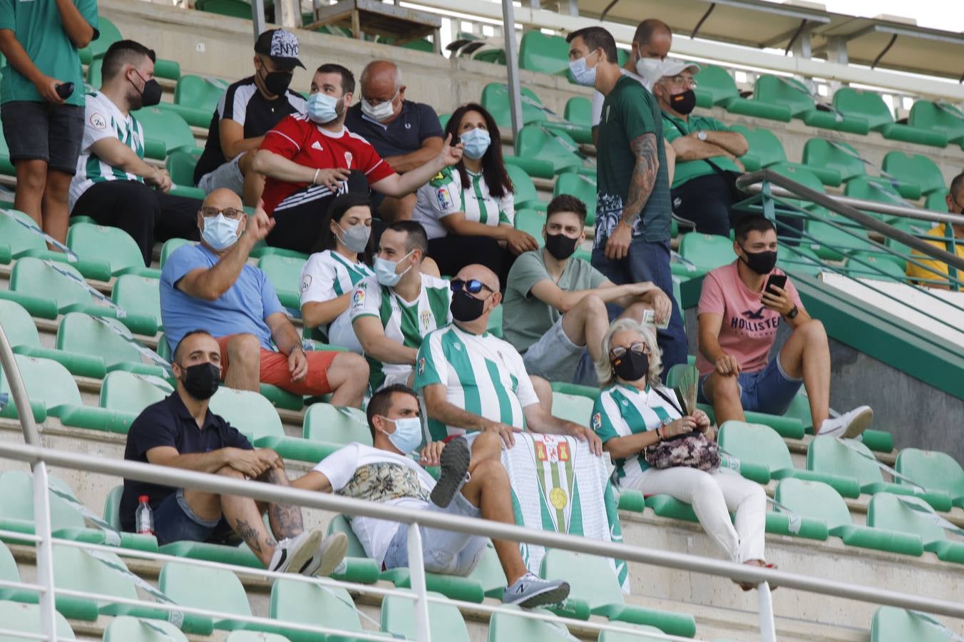 La vuelta del público en el Córdoba CF-Linares, en imágenes