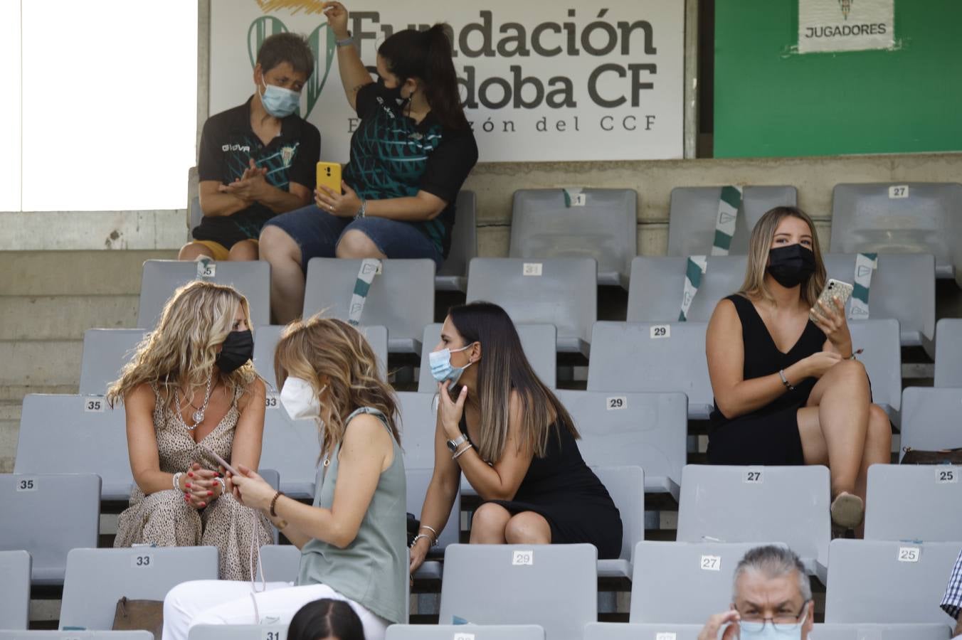 La vuelta del público en el Córdoba CF-Linares, en imágenes