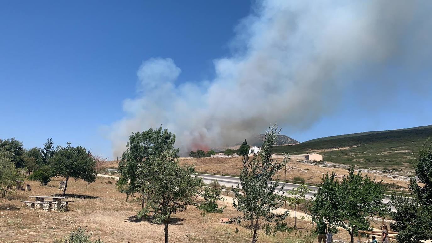 El incendio forestal en la Sierra de Cabra, en imágenes