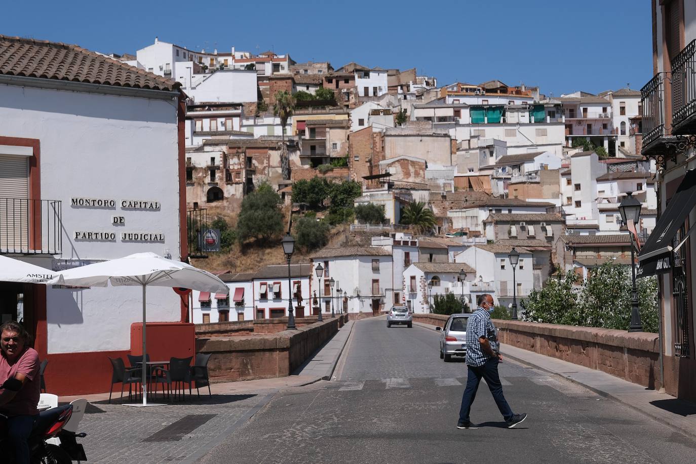 Así vive Montoro el primer día con el nuevo toque de queda, en imágenes