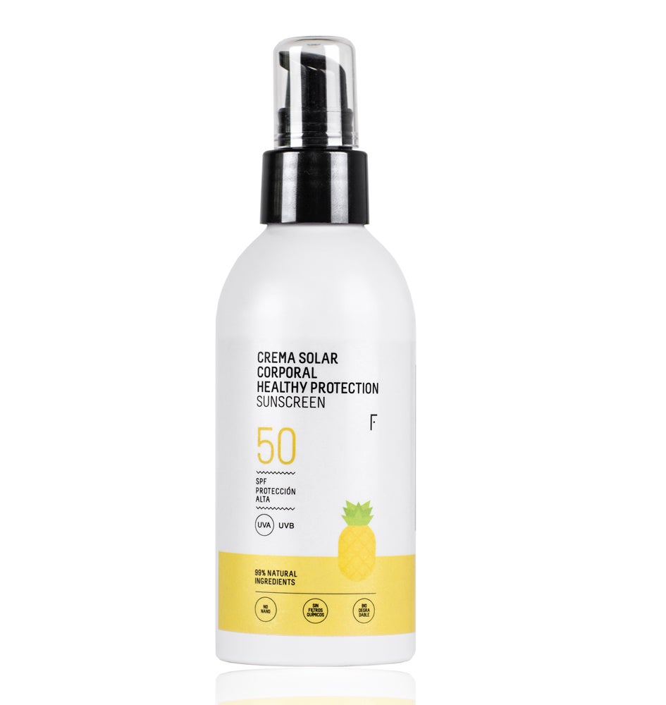 Crema solar corporal Healthy Protection Body
				Sunscreen de Freshly Cosmetics. Esta crema solar, con filtros físicos
				naturales, protegen la piel, sin dejar residuos en el planeta.
				Además, incluye una elevada concentración de aloe vera para calmar
				la piel. Su fórmula está compuesta por un 99% de ingredientes de
				origen natural, entre ellos aceites vegetales de jojoba, aguacate y
				almendras. La crema solar corporal Healthy Protection Body Sunscreen
				de Freshly Cosmetics (29 €) tiene una textura fluida y de fácil
				aplicación y todos sus ingredientes son biodegradables, y por lo
				tanto respetuosos con la fauna marina.