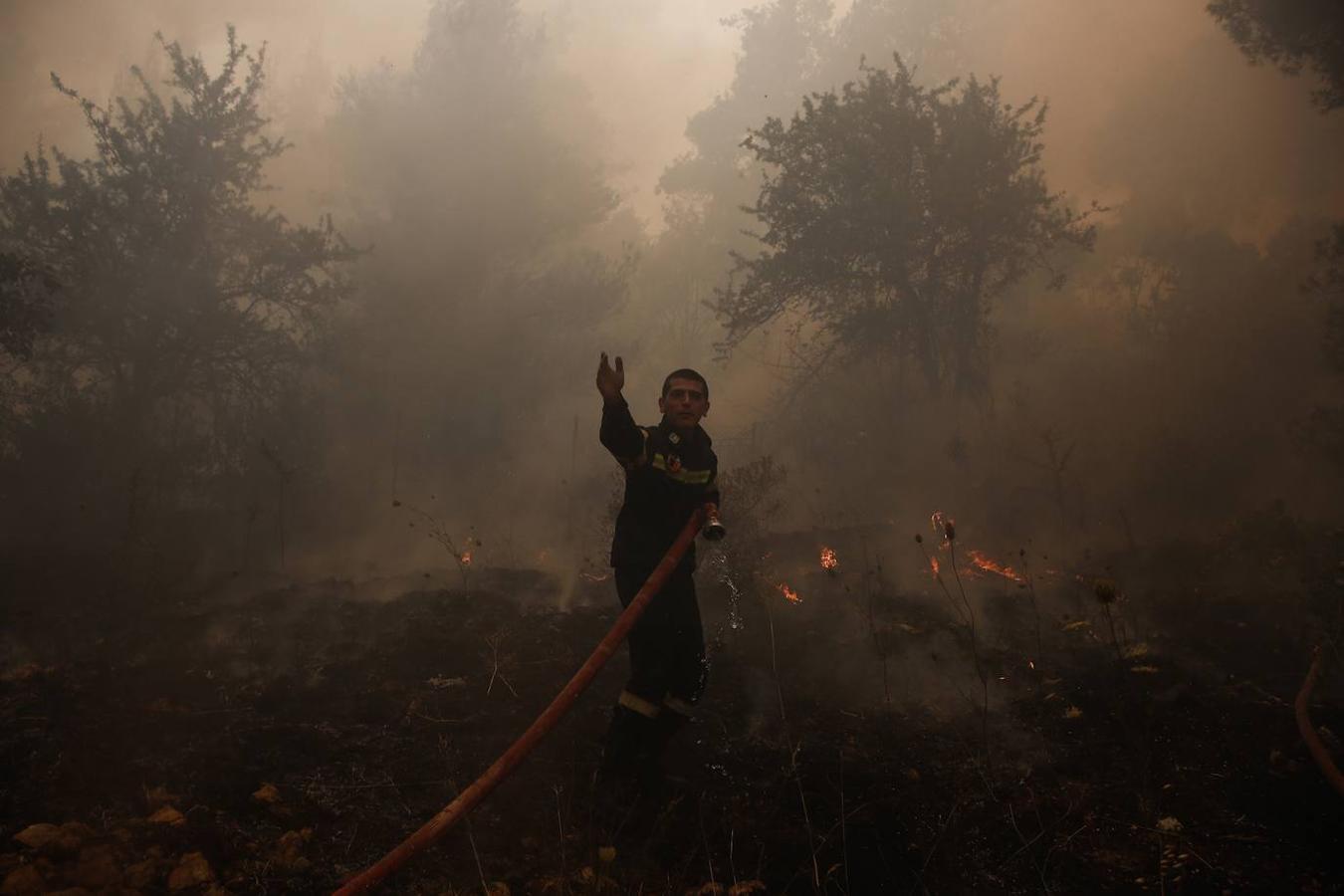 Un bombero intenta apagar el incendio del norte de Grecia. 