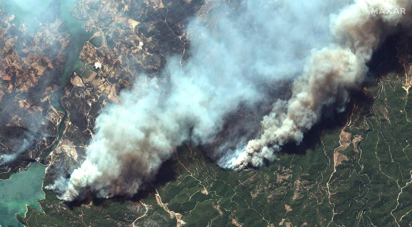 Vista aérea del humo que causan los incendios de Turquía. 