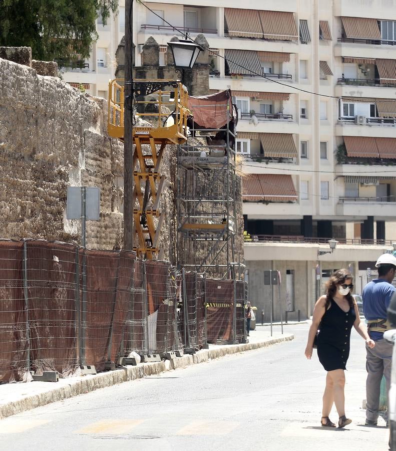 El paradigma de la falta de mantenimiento es Torneo,  donde este martes han comenzado las obras para su transformación en bulevar verde. La muralla de la Macarena o las columnas de la calle Mármoles son otros ejemplos