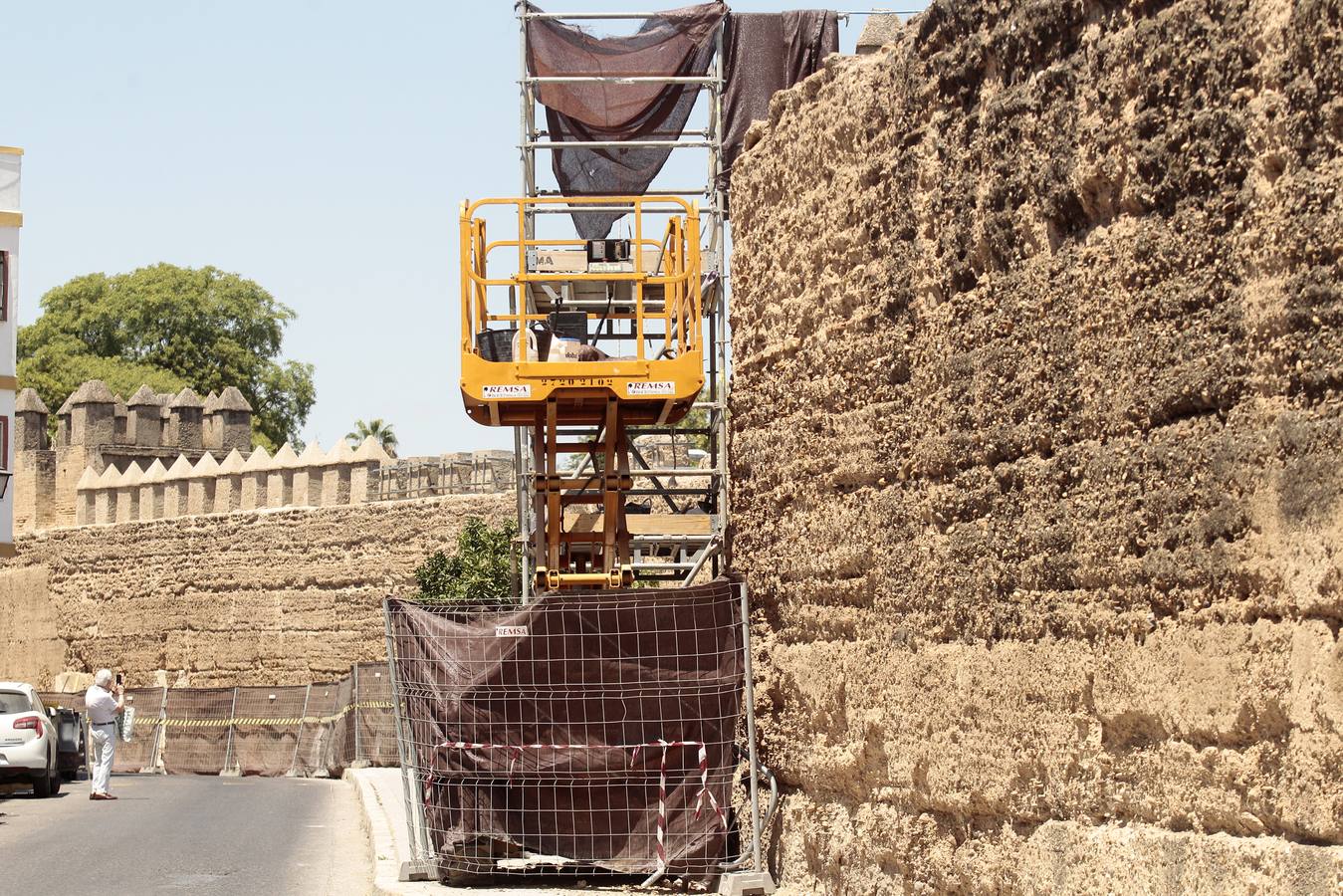 El paradigma de la falta de mantenimiento es Torneo,  donde este martes han comenzado las obras para su transformación en bulevar verde. La muralla de la Macarena o las columnas de la calle Mármoles son otros ejemplos