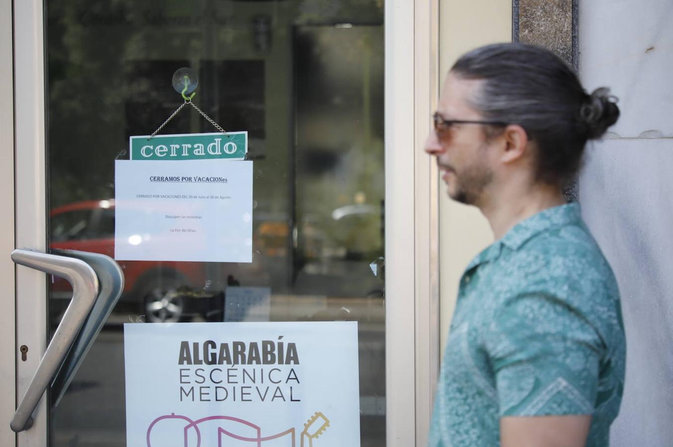 Negocios cerrados por vacaciones en Córdoba, en imágenes