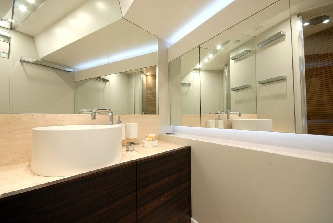 'Funky Town', el yate de Neymar en Ibiza. La suite principal posee además un jacuzzi además de la espaciosa ducha.