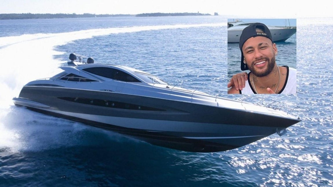 'Funky Town', el yate de Neymar en Ibiza. Tras disputar la Copa América Neymar disfruta de unos días de descanso junto s au familia y amigos en Ibiza donde ha sido inmortalizado por los paparazzi a bordo de un lujoso yate. Unas imágenes que han causado un gran revuelo ya que muchos afirman que no está en la forma física que debería teniendo en cuenta que es un deportista de élite. Pero dejando a un lado esta controversia, de lo que no cabe duda es que la embarcación es toda una joya acuática que se muestra en detalle a continuación.
