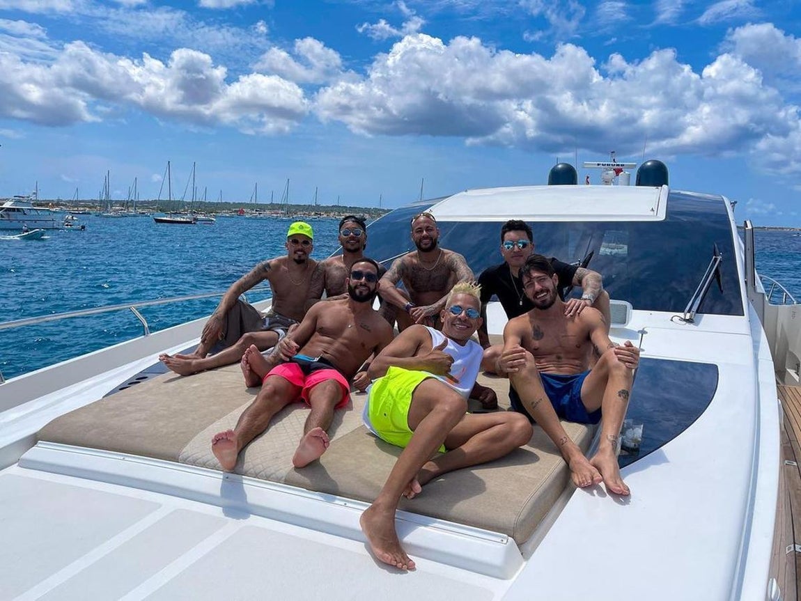 'Funky Town', el yate de Neymar en Ibiza. Sol, natación, deportes acuáticos y fiesta. Neymar está sacando el máximo partido a su yate por las aguas de Ibiza y Formentera tal y como muestra en su cuenta de Instagram.