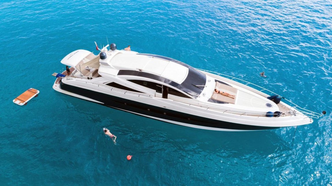 'Funky Town', el yate de Neymar en Ibiza. En cuanto a sus características técnicas, posee dos motores MTU 2400 HP que ofrecen una velocidad de crucero de 34 nudos y una velocidad máxima de 48 nudos.