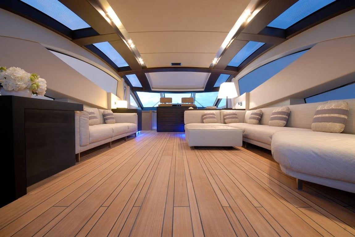 'Funky Town', el yate de Neymar en Ibiza. El espacio en el interior está muy bien distribuido, con capacidad para que duerman cómodamente en él 11 personas. Posee 4 camarotes en suite con baño propio y otros tres para la tripulación.