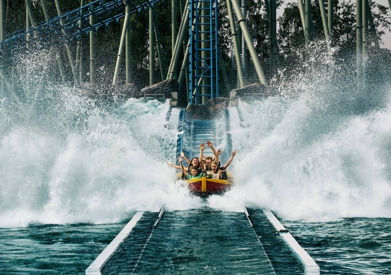 Djurs Sommerland, Dinamarca. Este parque de atracciones ubicado en Nimtofte, Dinamarca, cuenta con diferentes áreas temáticas siendo Vandland la más refrescante. Podrás deleitarte con más de un kilómetro de toboganes de agua, seguir la corriente por una empinada ladera experimentando la velocidad y surfear una ola de 12 metros de altura, entre otras muchas cosas.