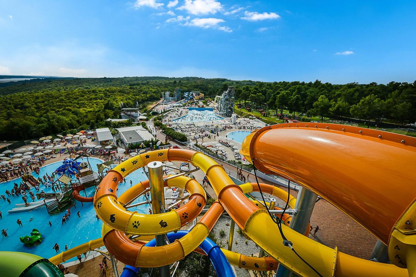 Aquapark Istralandia, Croacia. Pensado especialmente para el disfrute de los más pequeños de la casa, el Aquapark Istralandia permite pasar un día en familia de lo más divertido en un entorno inigualable. Situado en la costa norte de la península de Istria, a 5 km de Novigrad (Croacia) este parque cuenta con más de 20 toboganes diferentes, múltiples atracciones y piscinas en las que relajarse o lanzarse a la aventura. Además, incluye todo tipo de servicios de restauración para disfrutar de una jornada redonda.