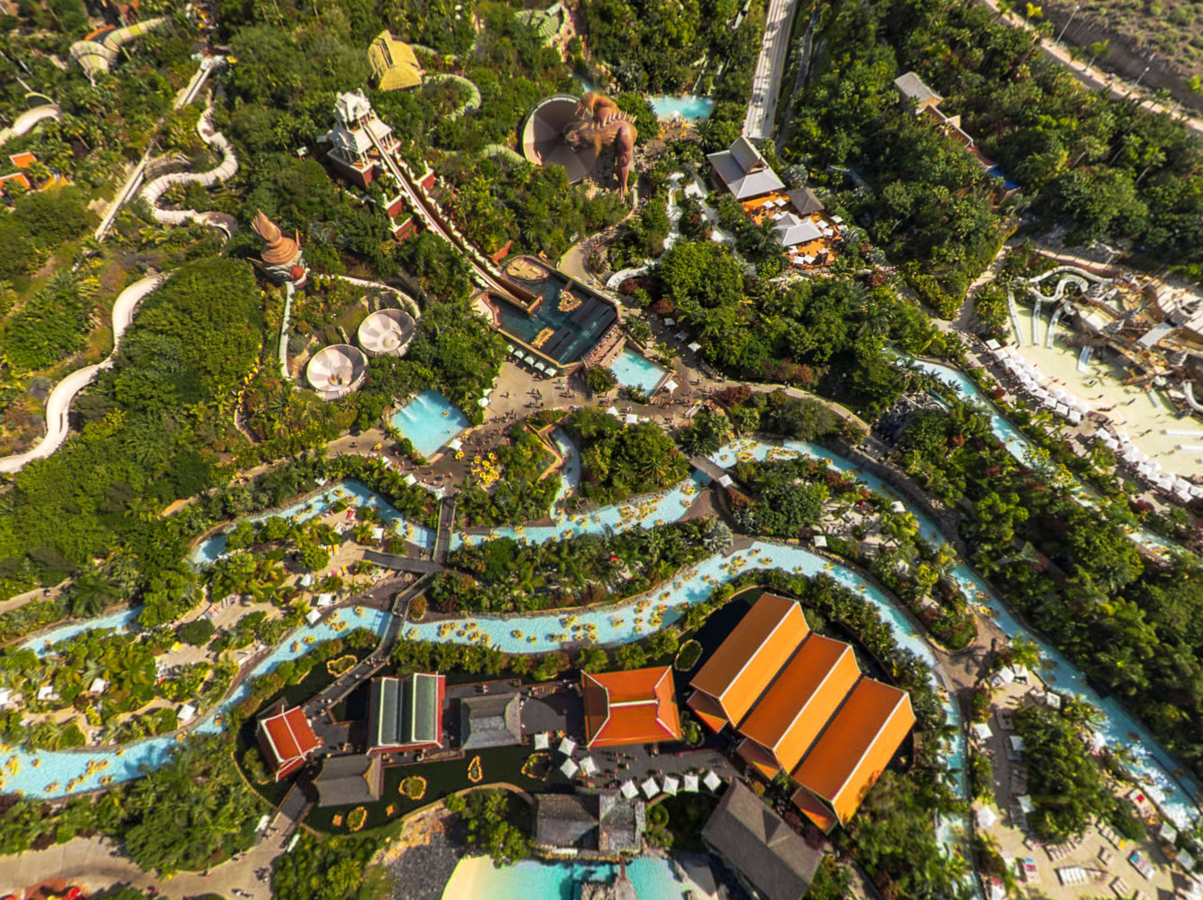 Siam Park, Tenerife. En el segundo puesto de la lista está uno de los parques acuáticos españoles más conocidos, el Siam Park. La costa de Adeje esconde grandes maravillas naturales, playas de ensueño y un parque acuático en el que gozar a lo grande en familia. Su arquitectura tailandesa y su amplia oferta que combina el relax con la adrenalina lo han convertido, año tras año, en uno de los favoritos.