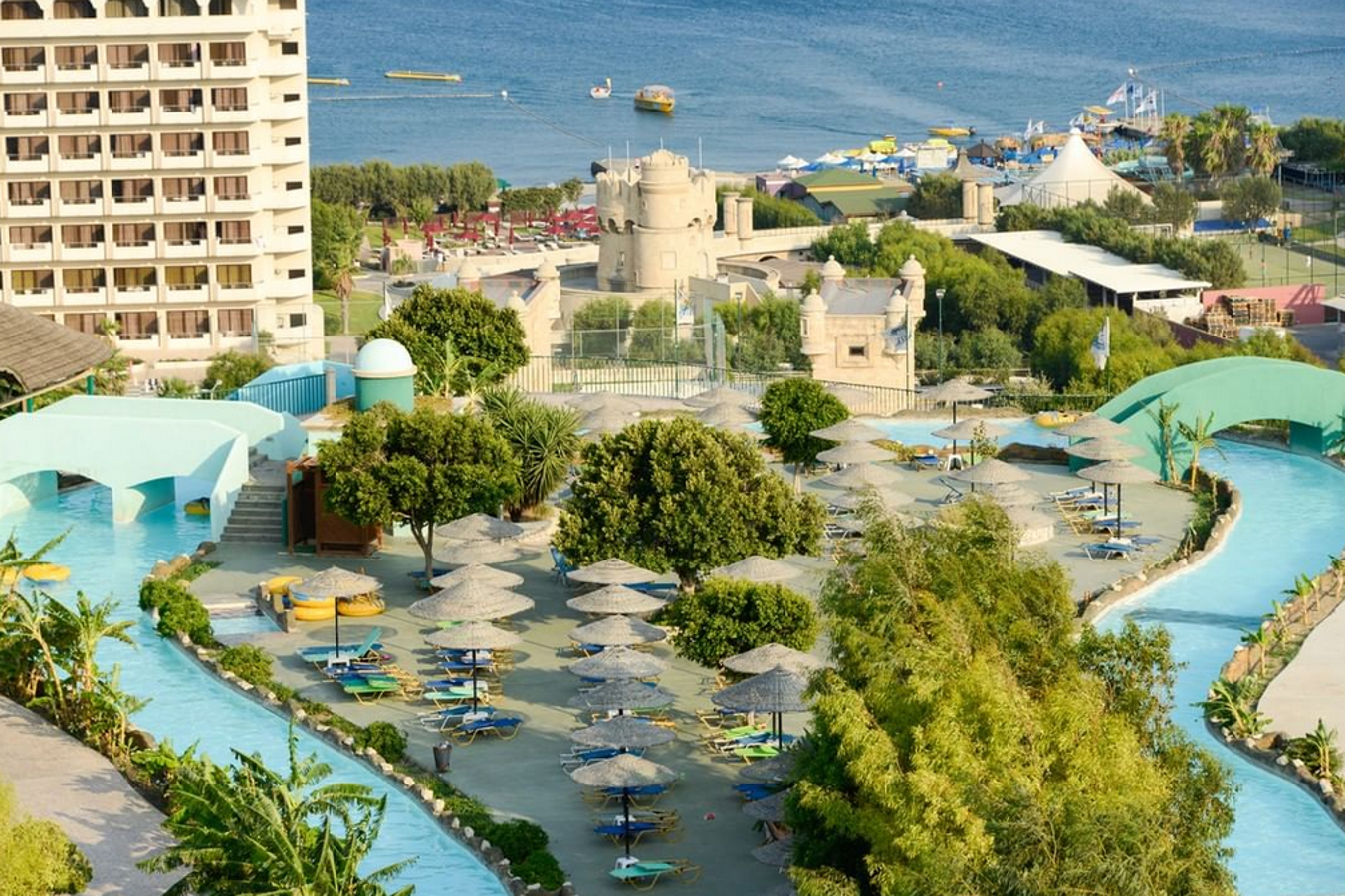 Faliraki Water Park, Grecia. Grecia, además de increíbles islas en las que desconectar y relajarse ofrece mucha diversión para toda la familia. Es en una de esas mágicas islas, más concretamente en Rodas, donde se sitúa el Faliraki Water Park, un parque con un área de 100.000 metros cuadrados que alberga una gran oferta de toboganes y piscinas temáticas para todo tipo de gustos. Y entre tanta atracción destaca el Kamikaze Slide, la más extrema de todas solo apta para valientes.