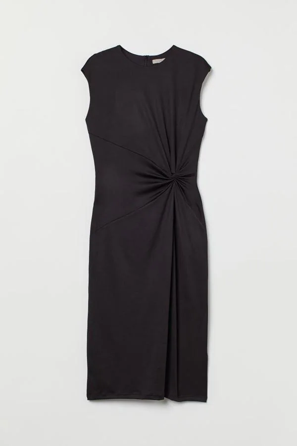 H&amp;M - Vestidos negros para llevar 24/7. Vestido minimal drapeado, de H&amp;M. Un diseño completamente versátil que admite todo tipo de complementos, desde zapatillas a stiletto y clutch. Precio: 19,99€