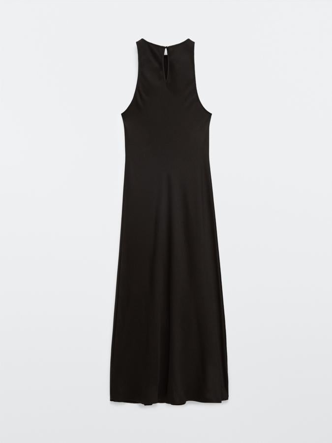 Massimo Dutti - Vestidos negros para llevar 24/7. Vestido satinado con escote halter, de Massimo Dutti. El satén es el nuevo algodón, un tejido que se vuelve apto para cualquier momento del día en función de los complementos que se añadan. Precio: 79,95€