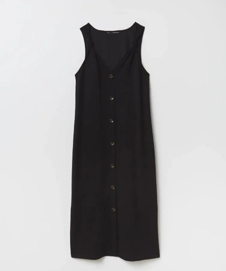 Sfera - Vestidos negros para llevar 24/7. Vestido con botones y nudos, de Sfera. Un modelo informal que combina a la perfección con los accesorios en rafia.  Precio: 19,99€