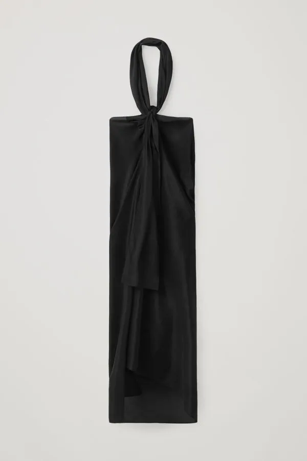 COS - Vestidos negros para llevar 24/7. Vestido-pareo con escote halter, de COS. Compuesto de un tejido ligero y elegante que permite llevarlo a la playa o a una cena. Precio: 49€