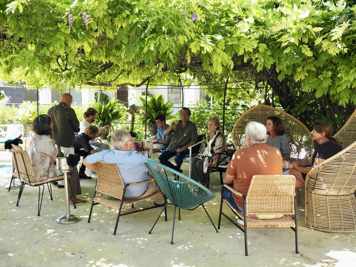 Varios de los invitados, en el Wine Garden Show de Bodegas Osborne.. 