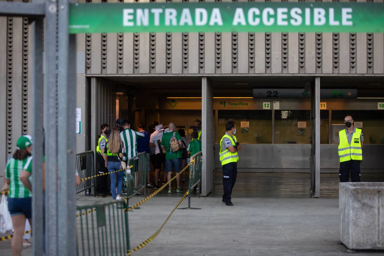 Aficionados verdiblancos en las inmediaciones del estadio Benito Villamarín