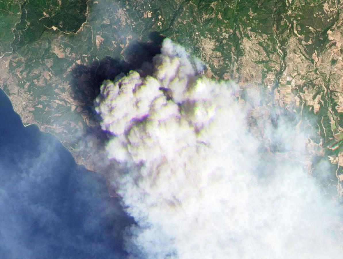 Vista aérea de los incendios en la isla griega. 