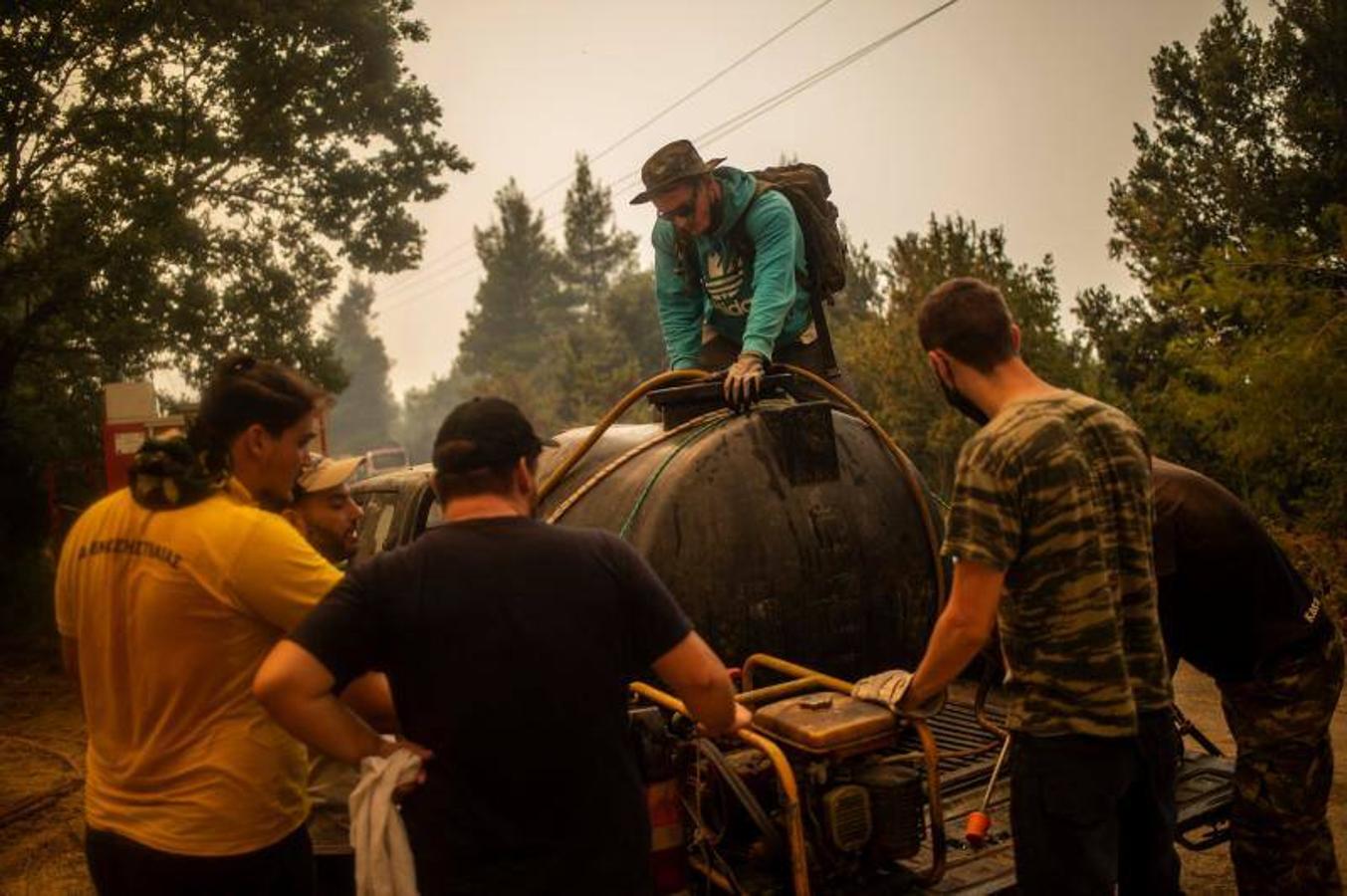 Al no poder utilizar medios aéreos, los bomberos utilizan mangueras de agua para extinguir las llamas de los incendios forestales, pero la orografía dificulta la llegada de camiones a algunas zonas. 