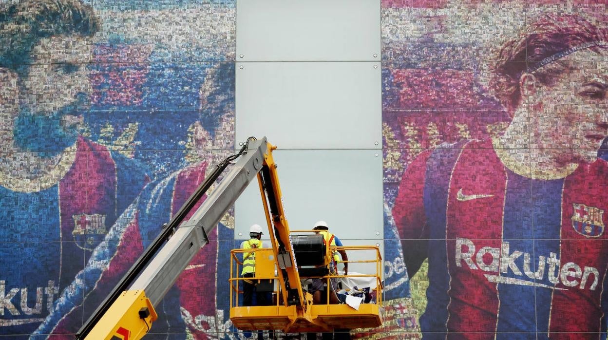 El Barcelona ya &#039;borra&#039; a Messi de los carteles del Camp Nou