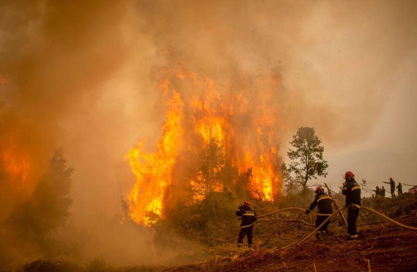 En los incendios de Grecia, la zona más preocupante es la de la isla de Evia. Allí el fuego sigue sin dar tregua y miles de hectáreas ya se han quemado, cientos de inmuebles han quedado destruidos. 