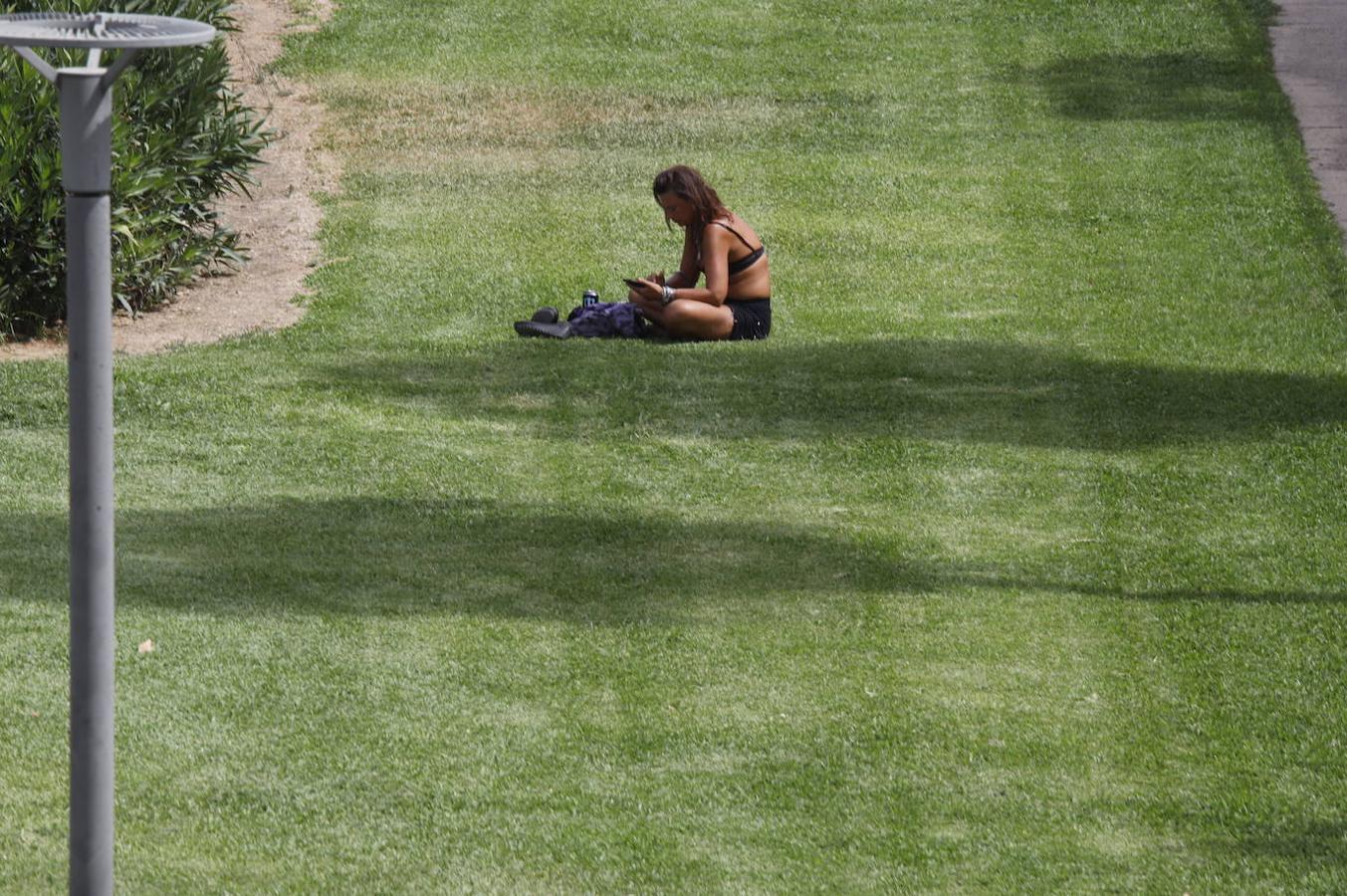 Los turistas durantela ola de calor en Córdoba, en imágenes