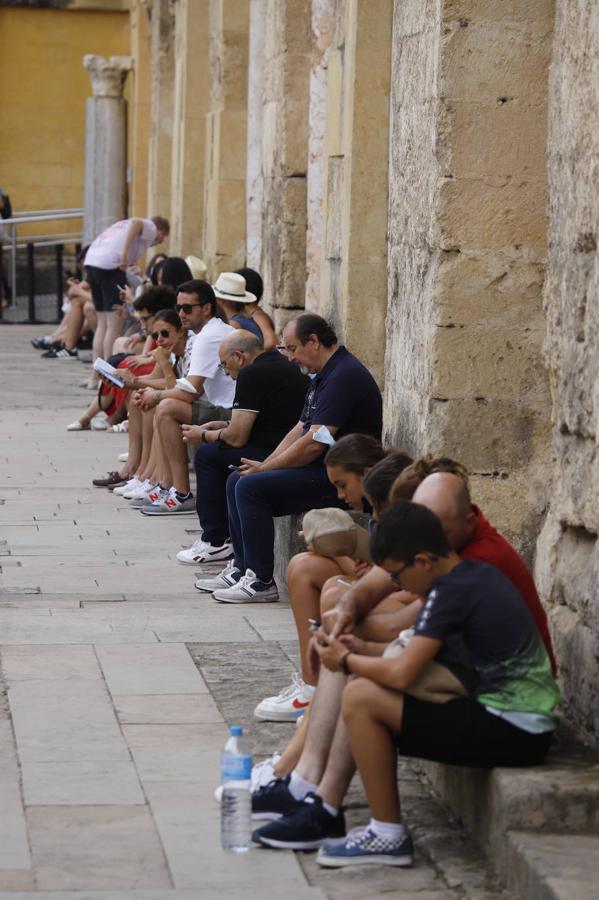 Los turistas durantela ola de calor en Córdoba, en imágenes