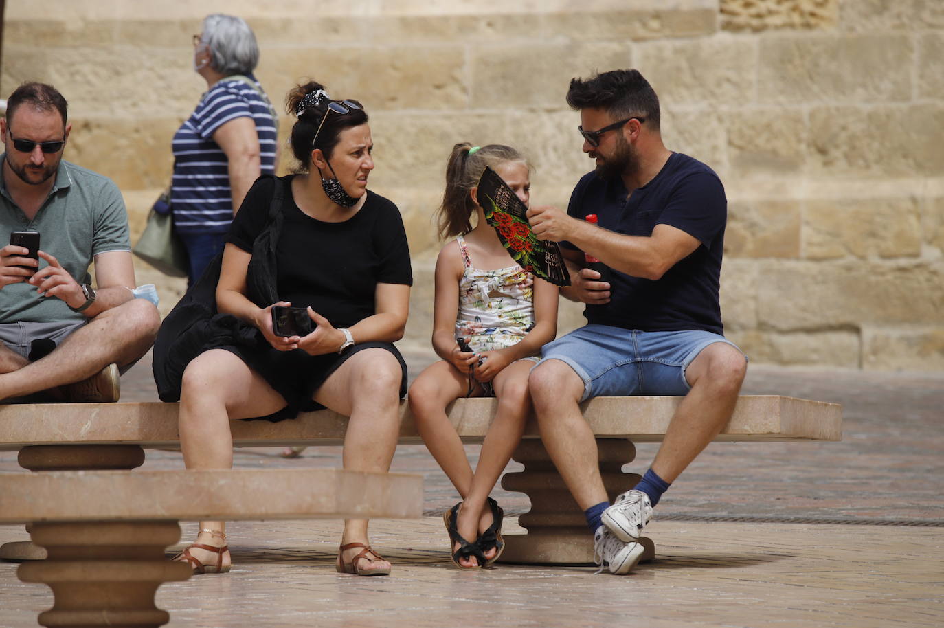 Los turistas durantela ola de calor en Córdoba, en imágenes