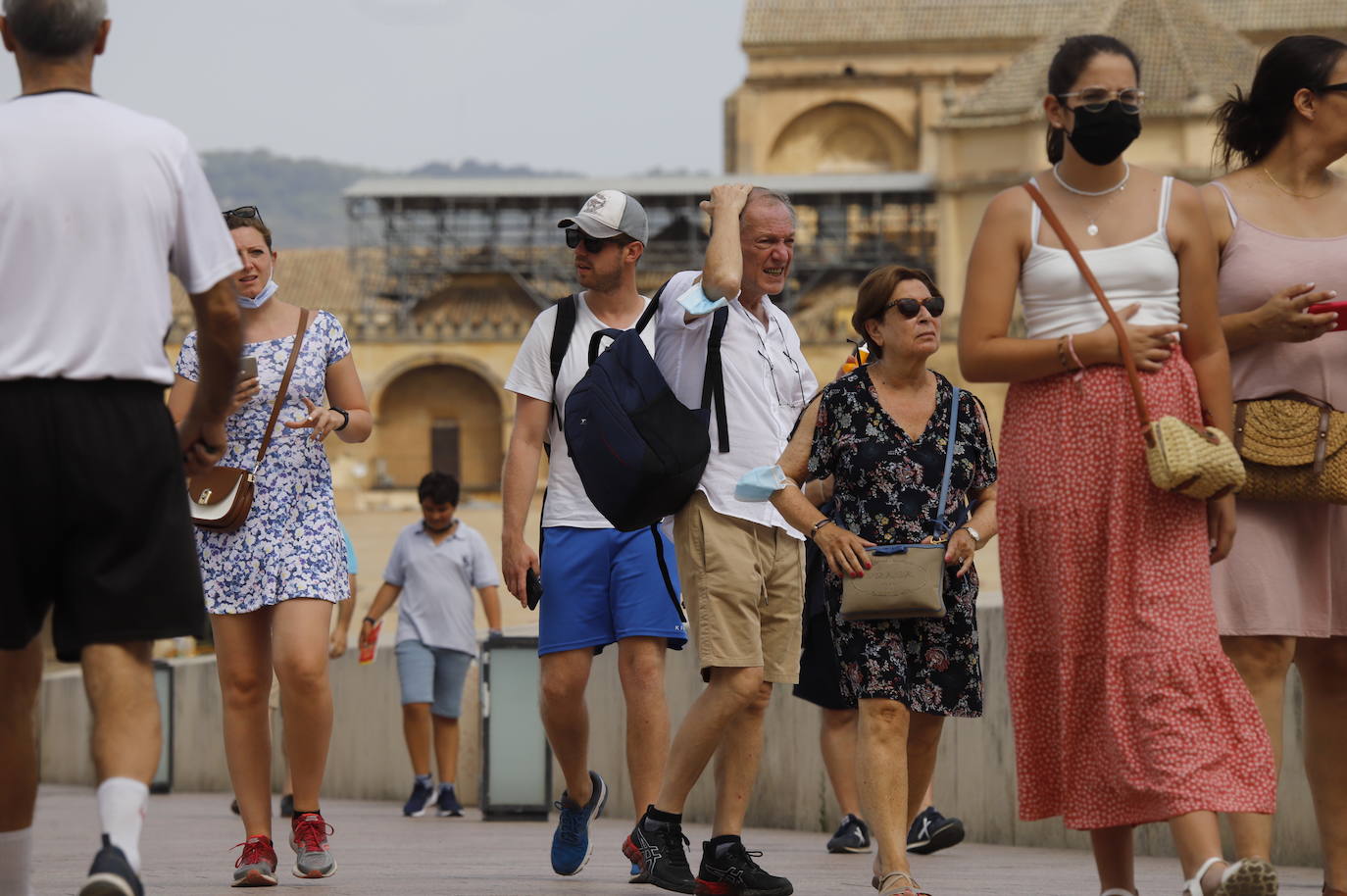 Los turistas durantela ola de calor en Córdoba, en imágenes