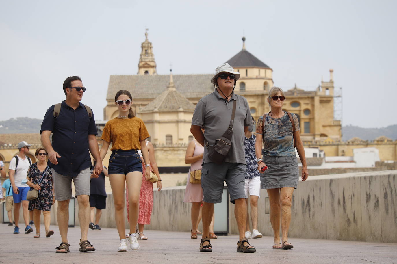 Los turistas durantela ola de calor en Córdoba, en imágenes