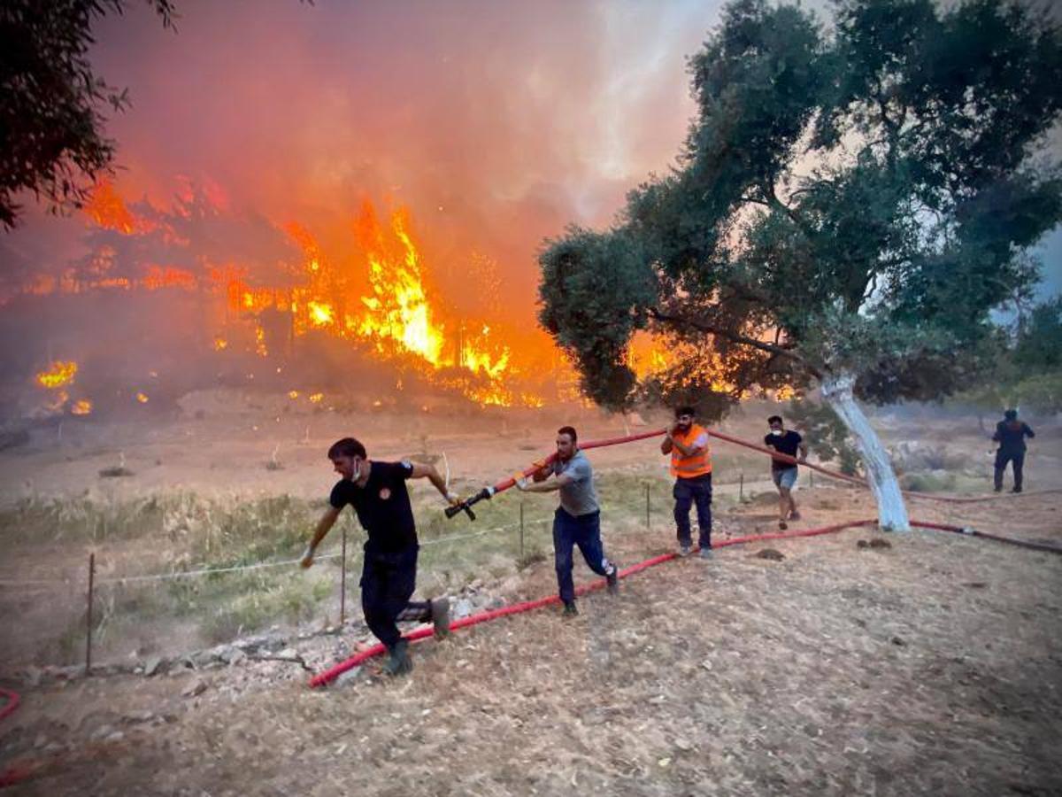 Las autoridades turcas han contenido ya 217 incendios forestales repartidos por el país, pero otros seis siguen aún descontrolados, de los cerca de 223 que se declararon a mediados de la pasada semana. 