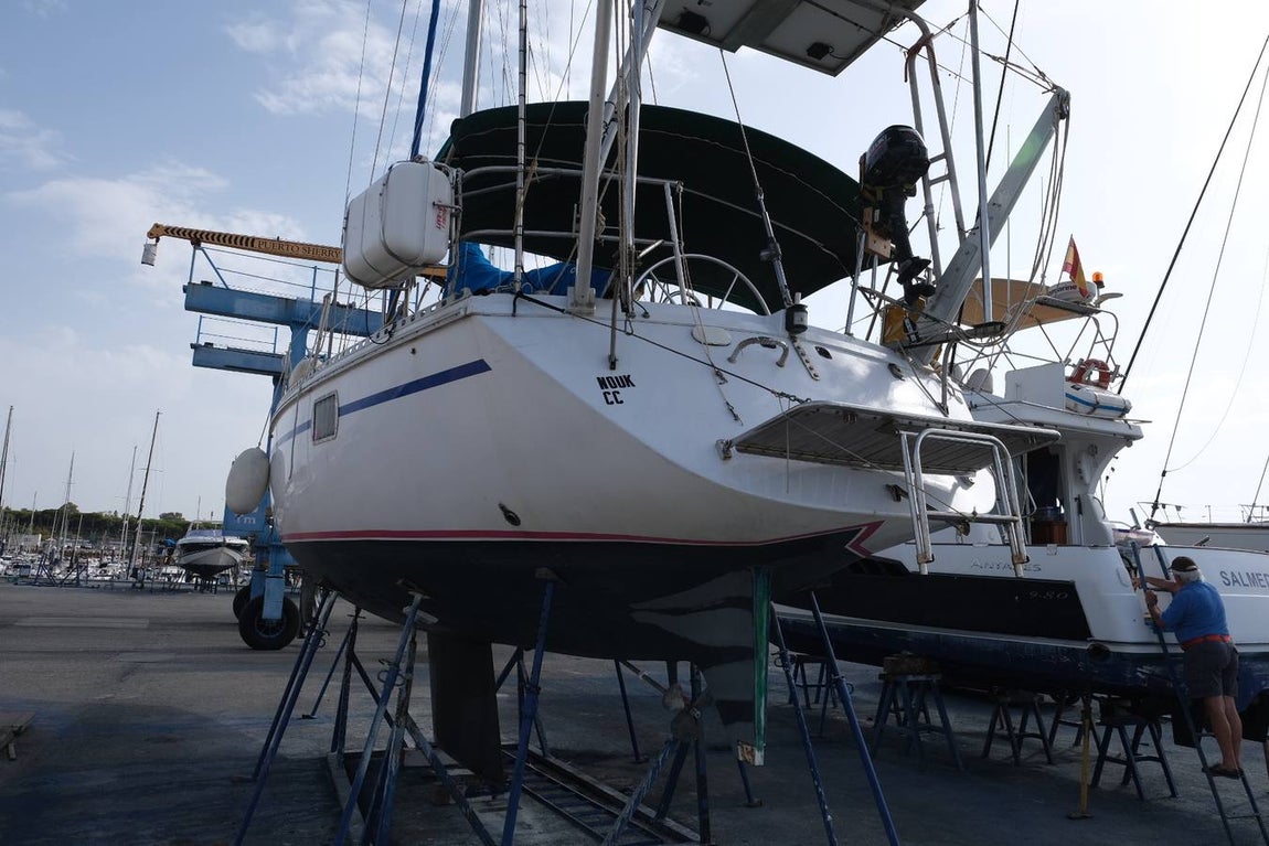 FOTOS: Varios veleros han tenido que pasar por el varadero de Puerto Sherry tras su contacto con las orcas