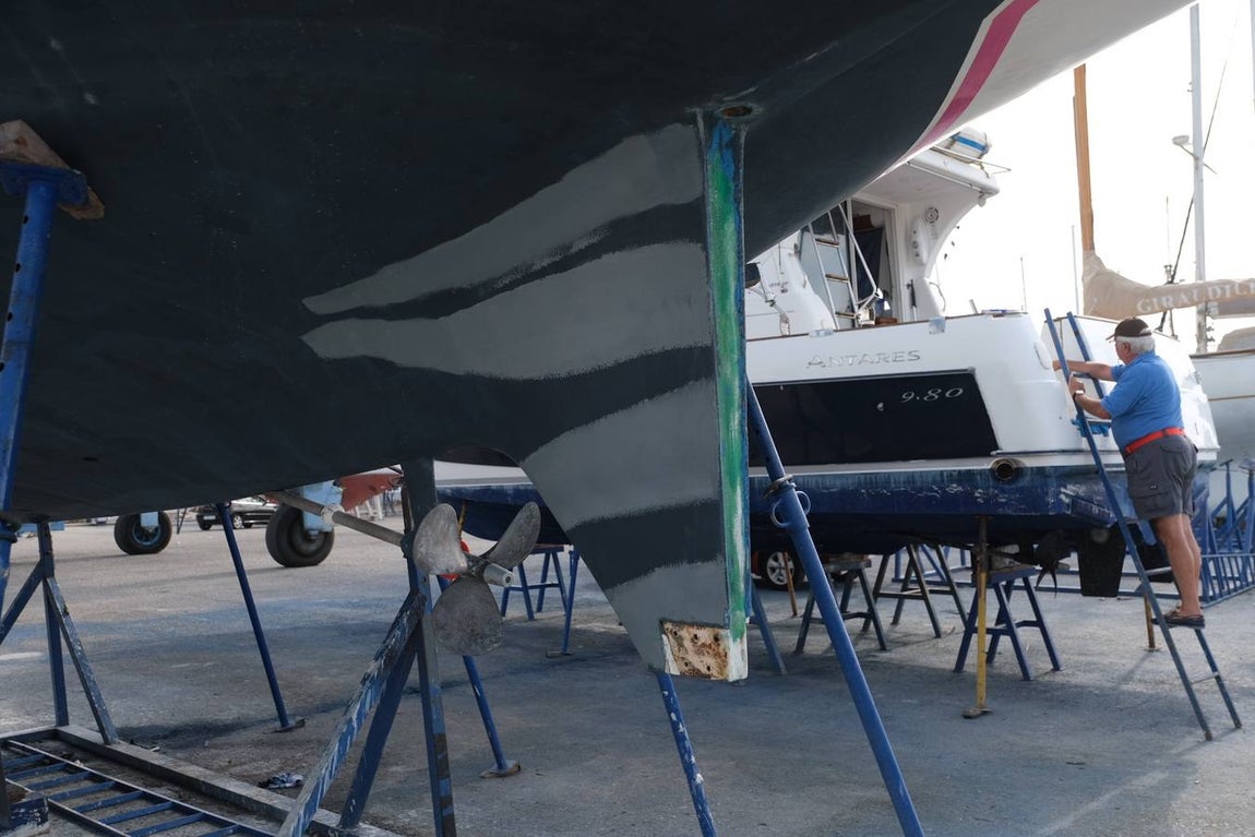 FOTOS: Varios veleros han tenido que pasar por el varadero de Puerto Sherry tras su contacto con las orcas