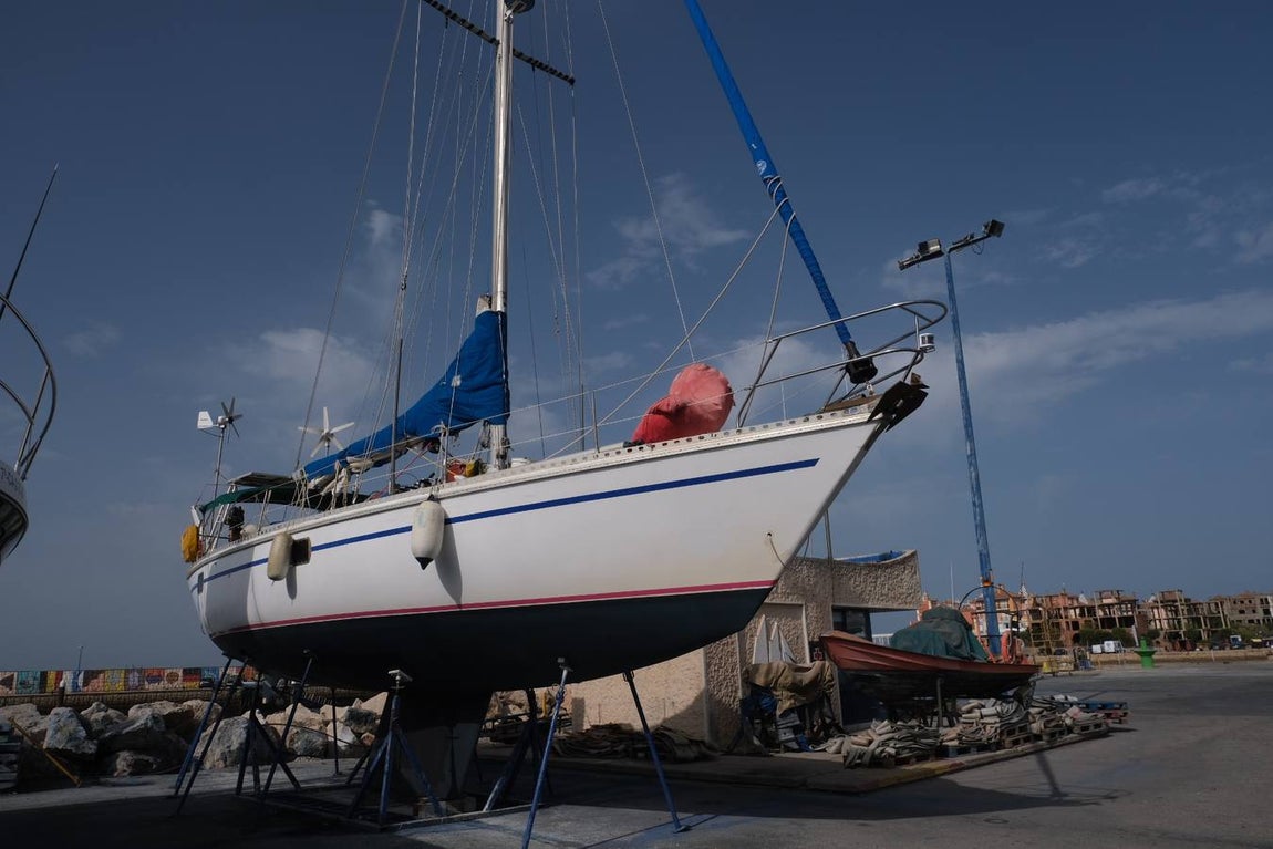 FOTOS: Varios veleros han tenido que pasar por el varadero de Puerto Sherry tras su contacto con las orcas