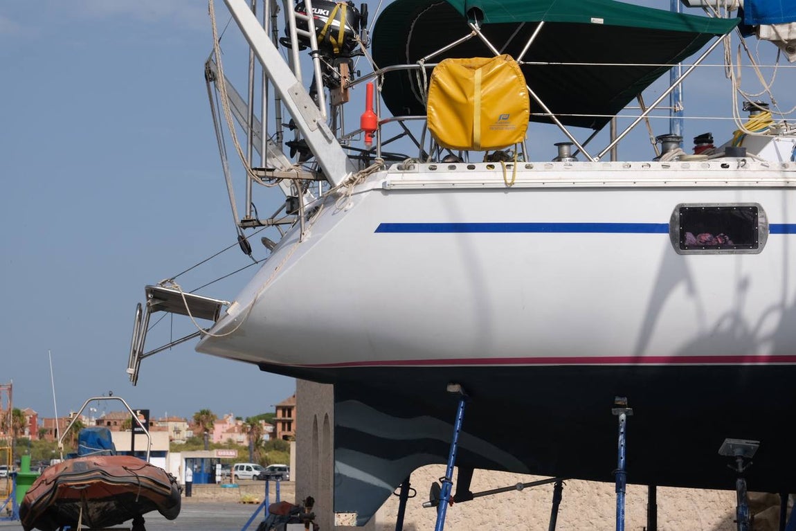 FOTOS: Varios veleros han tenido que pasar por el varadero de Puerto Sherry tras su contacto con las orcas
