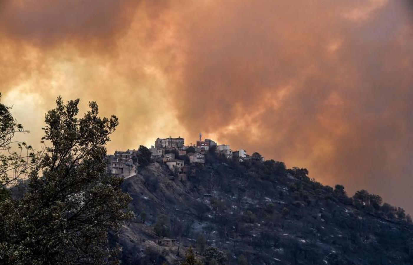 El fuego arrasa el Mediterráneo oriental con la isla de Evia como epicentro