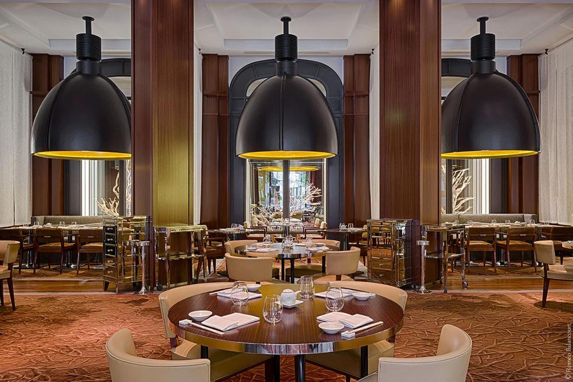 Varios y exclusivos restaurantes de renombre como el del chef Matsuhitsa París, un gimnasio, un Spa o una piscina de 23 metros son algunos de los servicios que Le Royal Monceau ofrece a sus huéspedes.