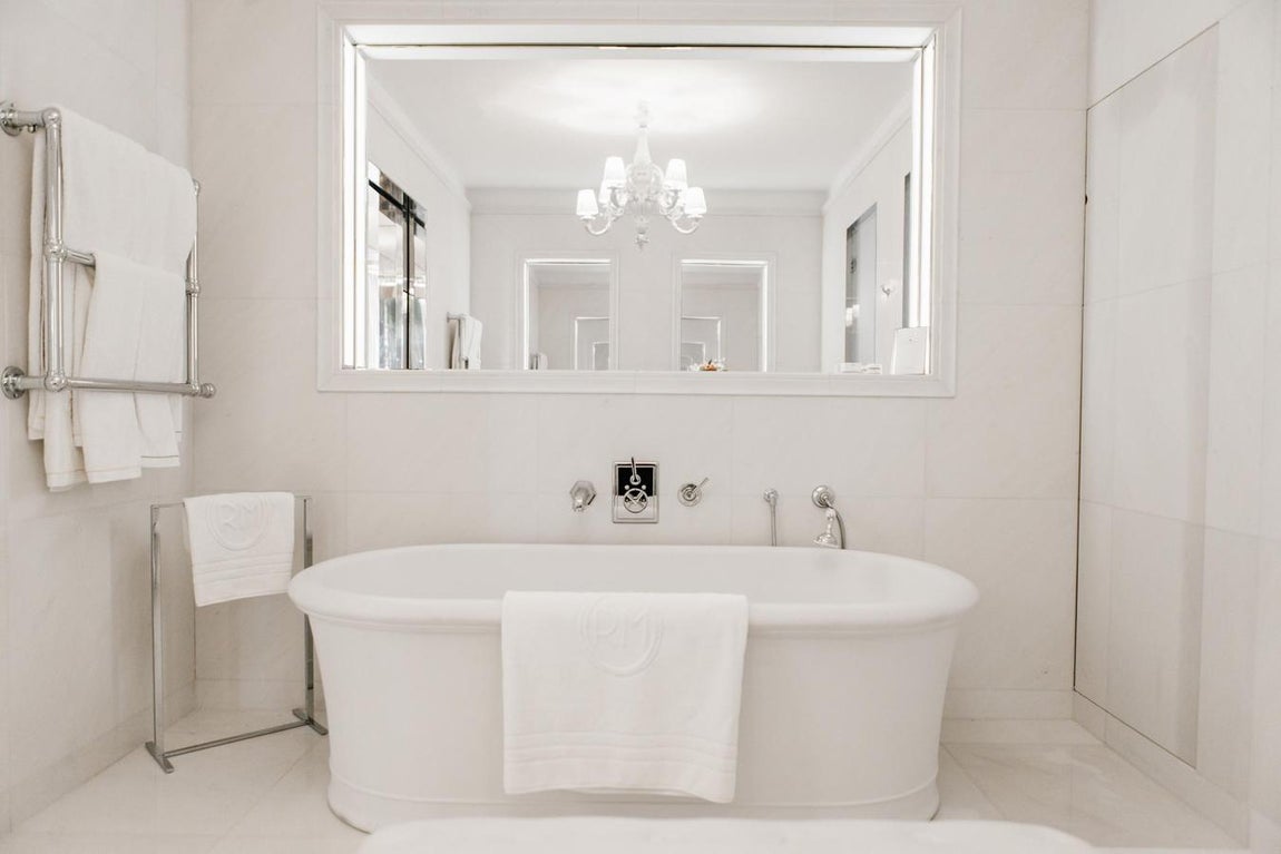 Uno de los baños de la exxclusiva estancia con bañera vista.