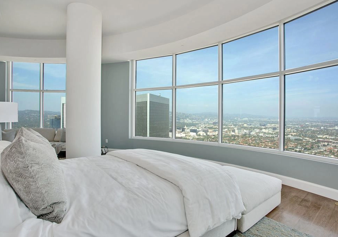 Así es el penthouse de Matthew Perry. La vivienda de aspecto contemporáneo, que cuenta con cuatro dormitorios, seis cuartos de baño completos y un aseo, fue renovada, mientras pertenecía a Perry, por el arquitecto Scott Joyce y el diseñador de interiores LM Pagano.