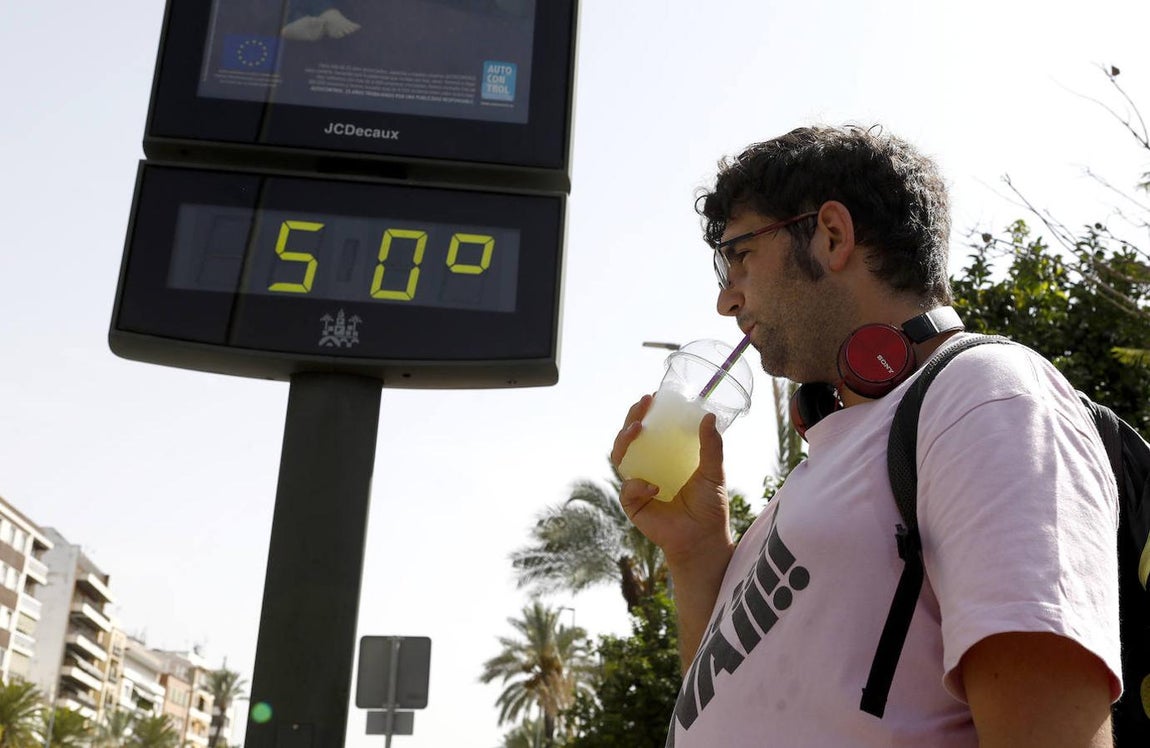 Un turista pasea por el casco histórico de Córdoba en plena ola de calor. 