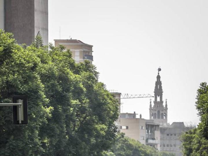 Las peores previsiones meteorológicas no se cumplieron y la temperatura fue este sábado en Sevilla muy alta, pero no de récord