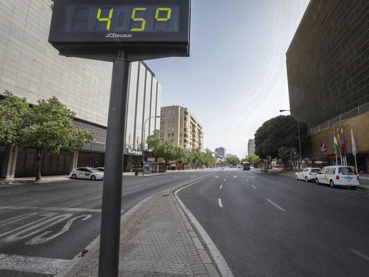 Las peores previsiones meteorológicas no se cumplieron y la temperatura fue este sábado en Sevilla muy alta, pero no de récord