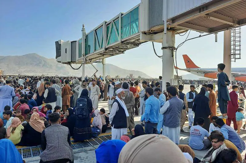 El aeropuerto internacional de Kabul ha suspendido todos los vuelos comerciales ante la situación de caos que se ha vivido en las últimas horas en la capital afgana, que ha derivado en una presencia masiva en el aeródromo de ciudadanos que buscan una vía de escape ante el avance talibán. 