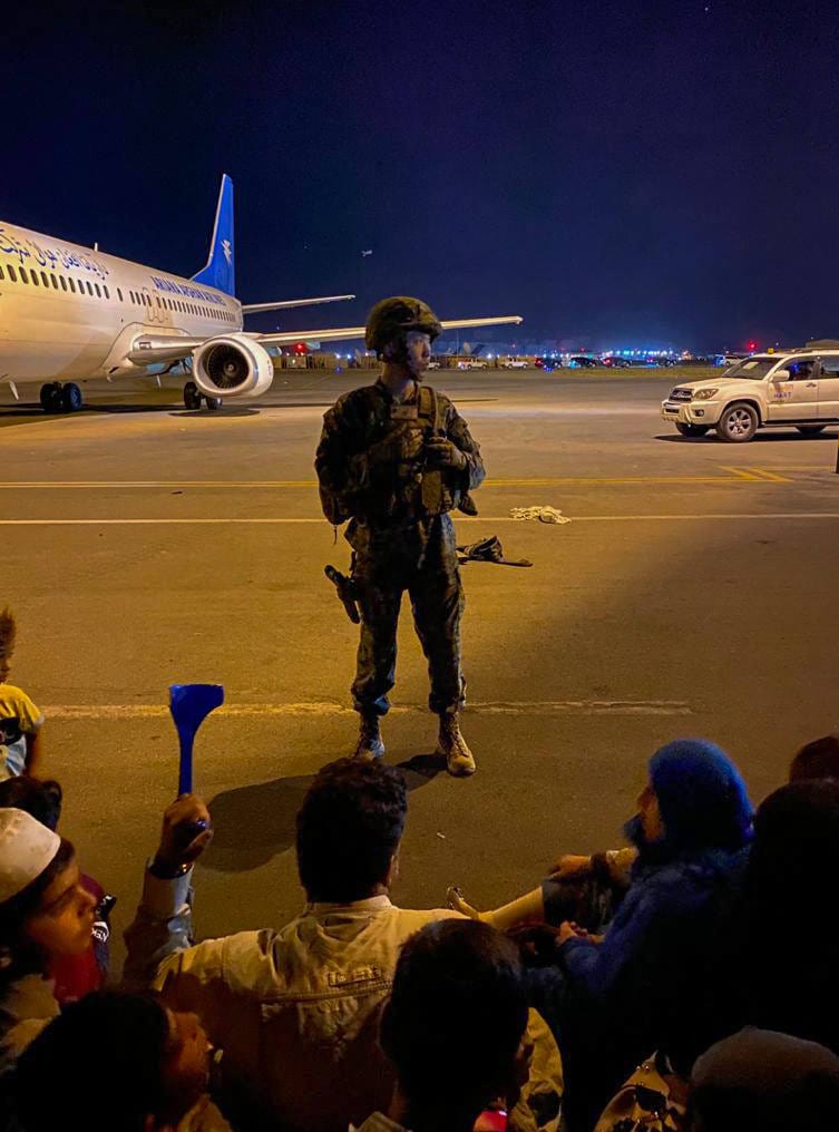 Decenas de personas han entrado en el aeropuerto de Kabul mucho antes de que amaneciera con la esperanza de abandonar Afganistán. 