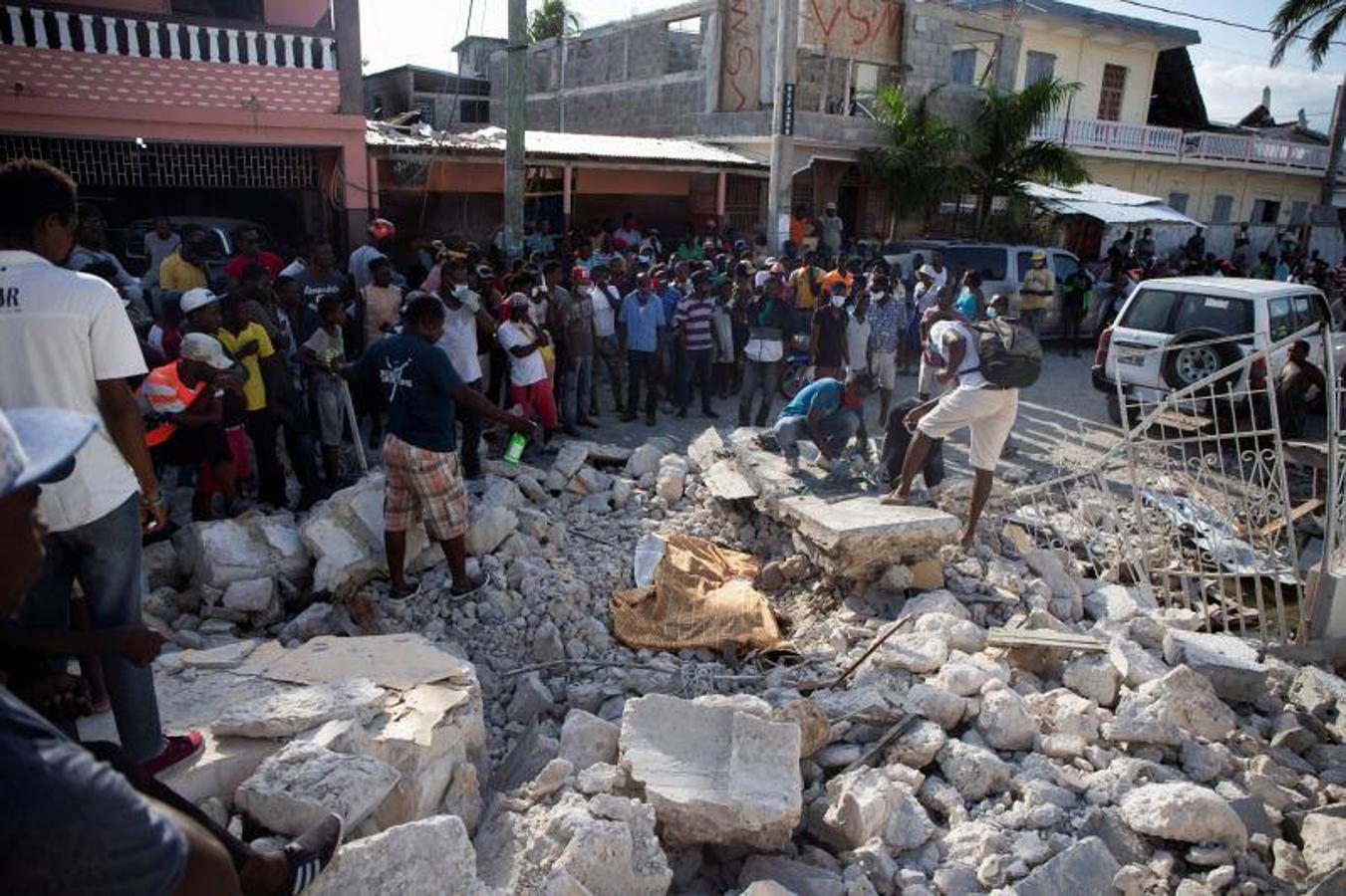 Cuerpo de una persona tendida sobre los escombros después en Les Cayes, Haití. 